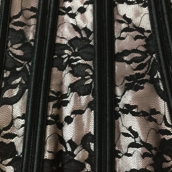 New Pink and Black Lace Corset With G-String Panty - Picture 3 of 13